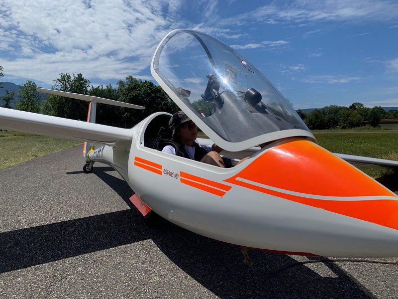 Jeune Pilote attendant d'être remorquée